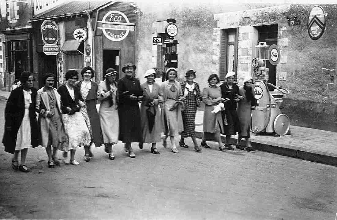 Après les vêpres, rallye dans la rue du Temple, vers 1938 (coll. M. Jahan)
